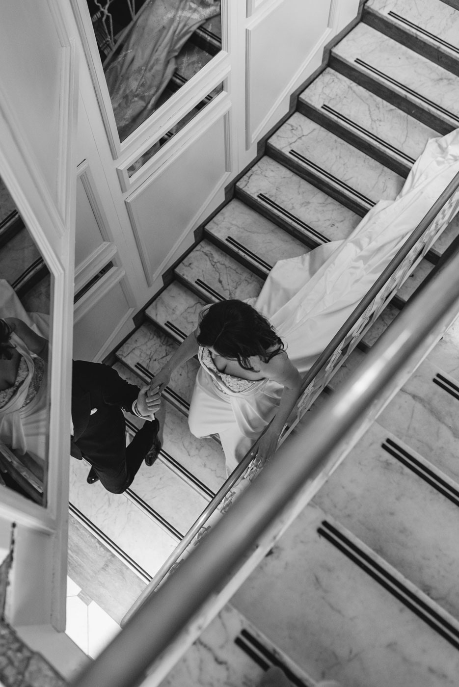 hochzeitsfotograf-duesseldorf-hochzeitspaar-treppe