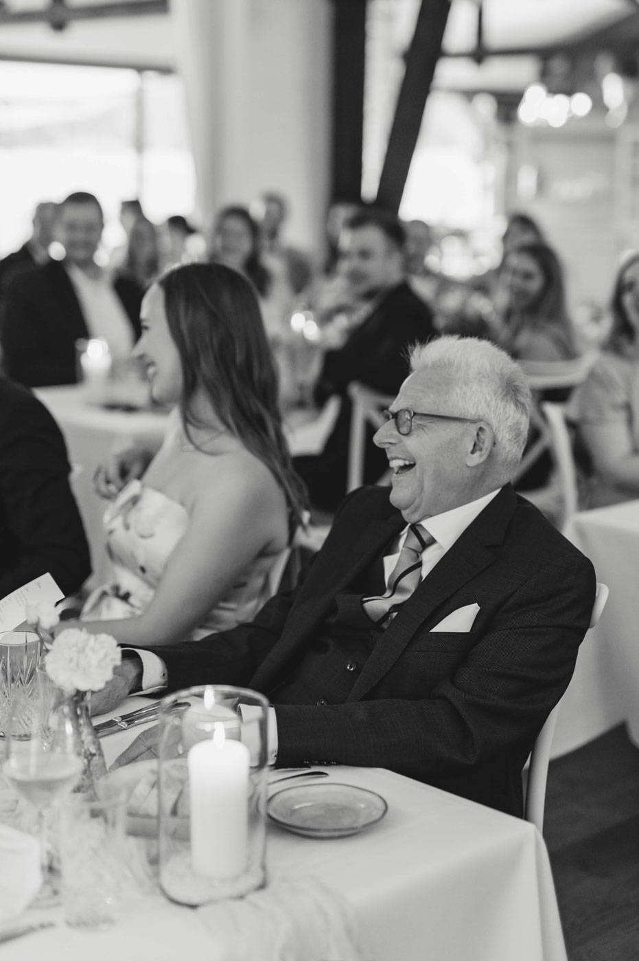 hochzeitsfotograf-duesseldorf-lachender-gast