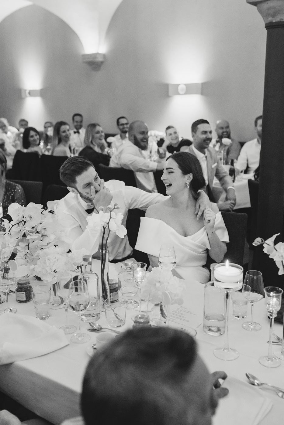 hochzeitsfotograf-duesseldorf-lachendes-paar-hochzeitsdinner